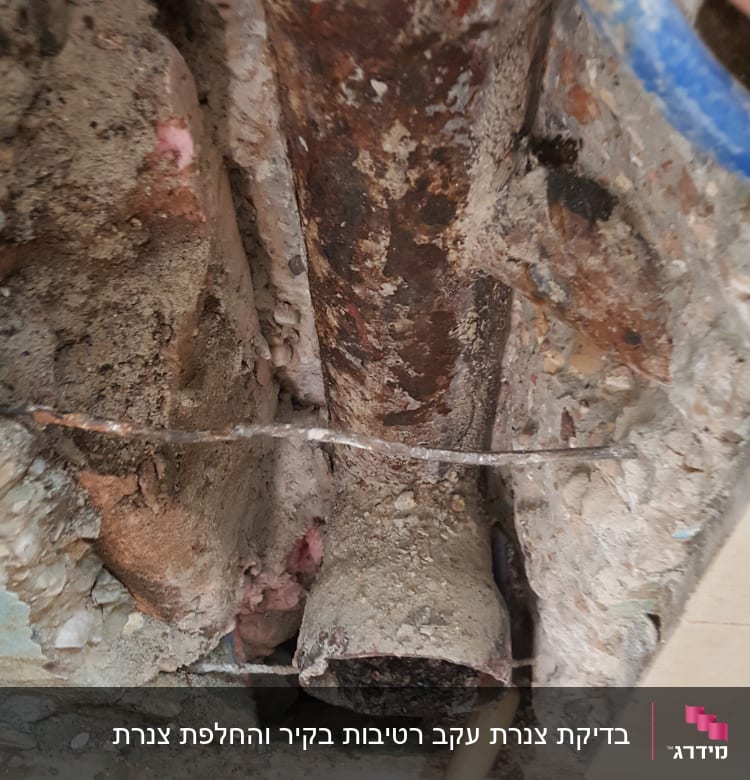 צינור חלוד עם חפירה וכלי עבודה